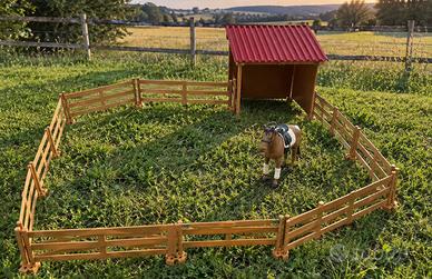 Recinto con tettoia e cavallo Bruder