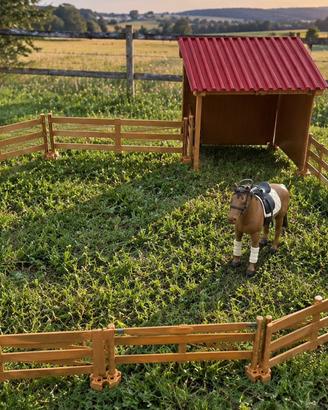 Recinto con tettoia e cavallo Bruder