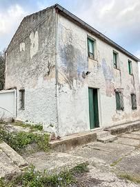 Casale con terreno in zona San Giovanni