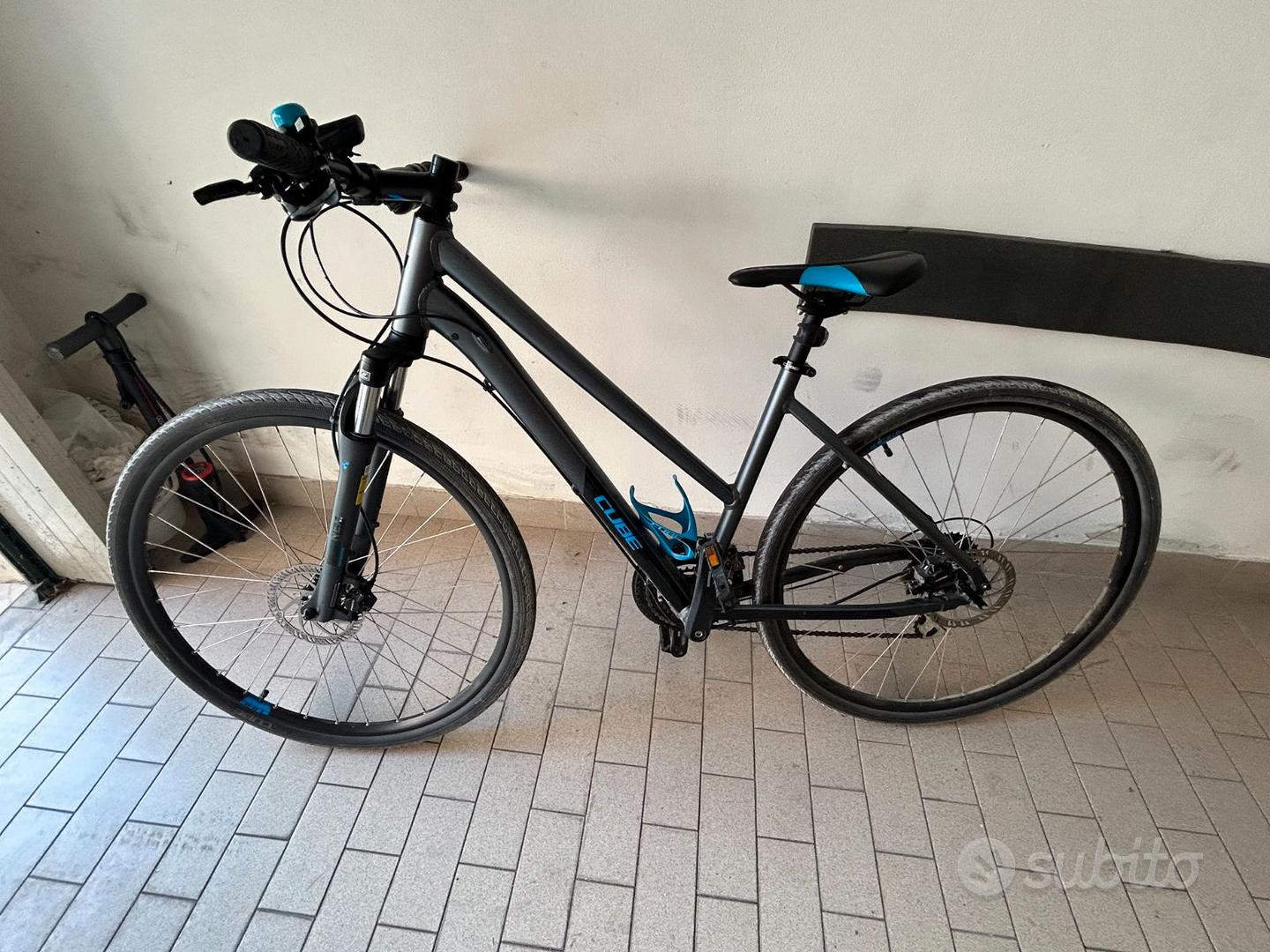 Cicloturismo Donne In Bici Da Corsa Biciclette Turismo In