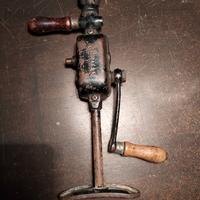 Vecchio trapano a mano