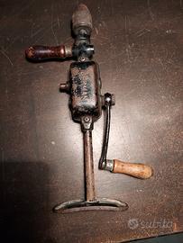 Vecchio trapano a mano