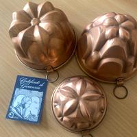 Tre oggetti in rame massiccio