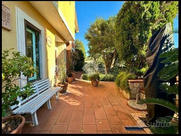 PORZIONE DI BIFAMILIARE A ROMA