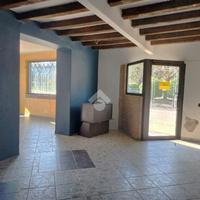 NEGOZIO A TRAVERSETOLO