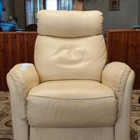 Poltrona relax bianca, reclinabile con poggiapiedi