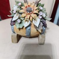 Cestino di fiori in ceramica di Capodimonte 