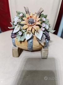Cestino di fiori in ceramica di Capodimonte 