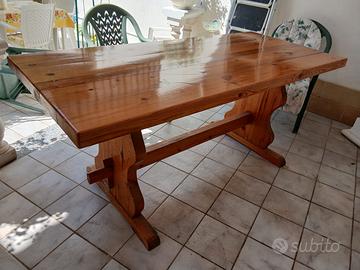 Tavolo in legno - con cassapanca e due sedie