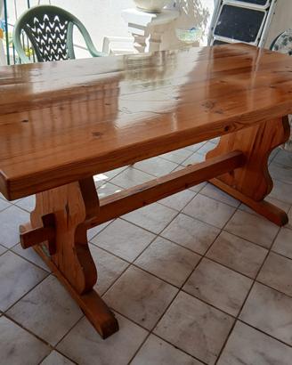 Tavolo in legno - con cassapanca e due sedie