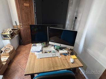 Apple iMac con tastiera e mouse