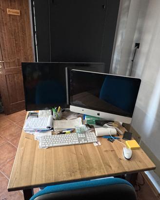 Apple iMac con tastiera e mouse