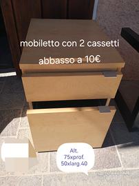 cassettiera con ampi cassetti