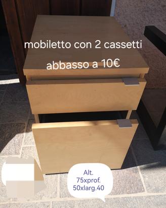 cassettiera con ampi cassetti