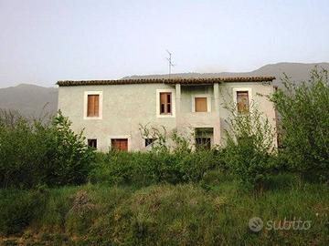 Villa di 300 m² con più di 5 locali e box auto a A