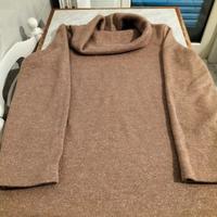 maglione color nocciola, laminato. collo anello