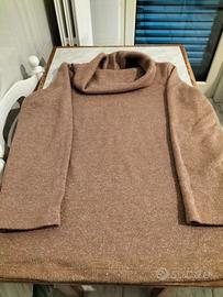 maglione color nocciola, laminato. collo anello