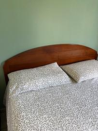 Letto in noce con cassettoni