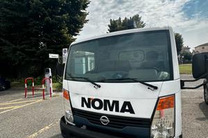 Nissan (modello) 2008 con Cestello Elevatore