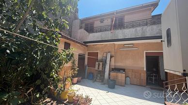 Villa con 2 appartamenti, dependence e garage