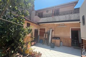 Villa con 2 appartamenti, dependence e garage