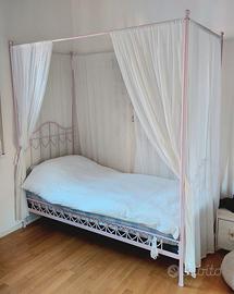letto singolo a baldacchino