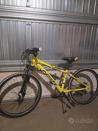 Mountain Bike NSR 26" per ragazzi.