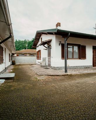 TRE LOCALI INDIPENDENTE E DEPENDANCE RISTRUTTURATA