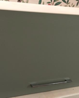 pensile cucina in MDF verniciato colore verde.