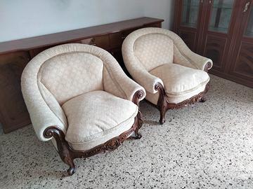 coppia di divani in stoffa bianca e piuma d'oca