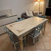 Tavolo decorato con sedie