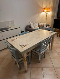 Tavolo decorato con sedie