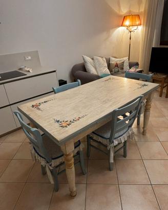 Tavolo decorato con sedie