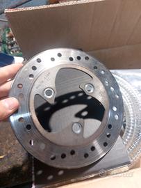 Disco freno a tre fori posteriore.