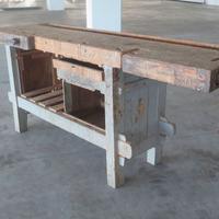 Vecchio banco da falegname in faggio