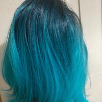 Parrucca sintetica media lunghezza nera e azzurra