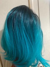 Parrucca sintetica media lunghezza nera e azzurra