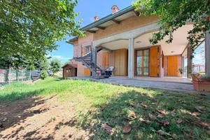 Villa di 300 m² con più di 5 locali e box auto dop