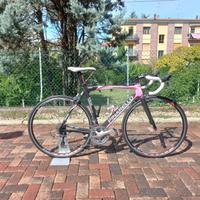 Bici Pinarello in fibra di carbonio