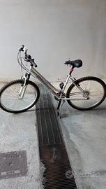 bici bianca da donna