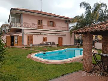 Viagrande Elegante villa ACCORPATA con piscina