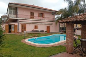 Viagrande Elegante villa ACCORPATA con piscina