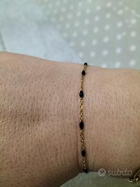 Bracciale dorato con perline nere
