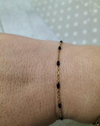 Bracciale dorato con perline nere