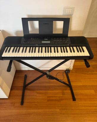 Tastiera Yamaha PSR-E273 con supporto