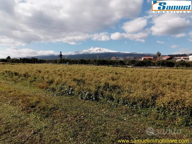 Fiumefreddo di S.,terreno mq14.000 con caseggiati