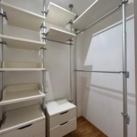 Mobile con scaffalature aperte e cassetti