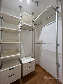 Mobile con scaffalature aperte e cassetti