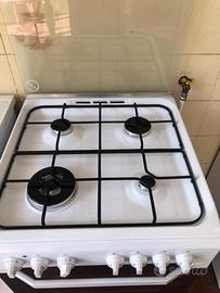 Cucina a gas e forno.