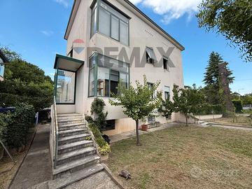 Villa singola con due appartamenti e giardino